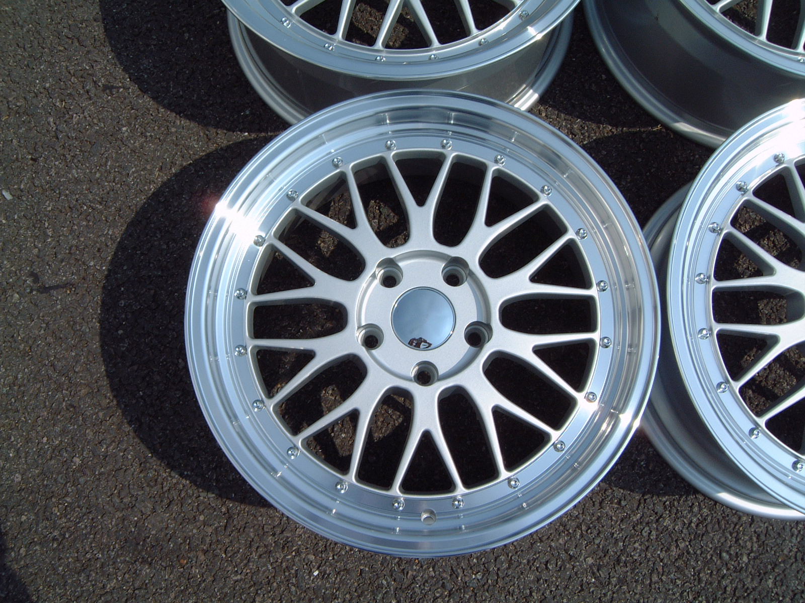 NEW 18  LM CROSS SPOKE ALLOY WHEELS IN SILVER WITH BIG STEPPED POLISHED DEEP DISH AND 9 5  REAR S